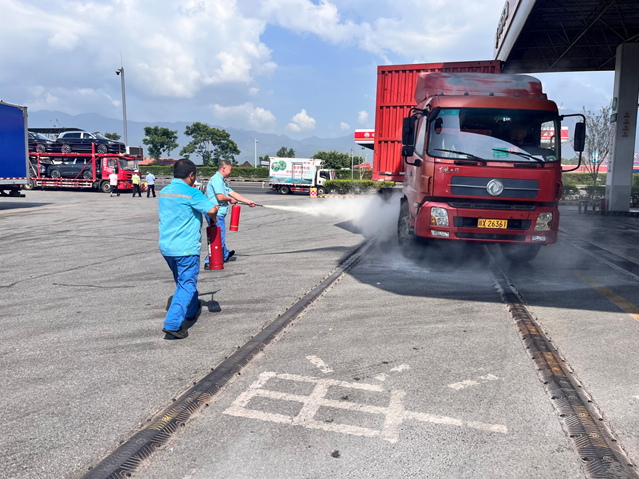 蜀交中油公司邻水加油站化解车辆险情.jpg